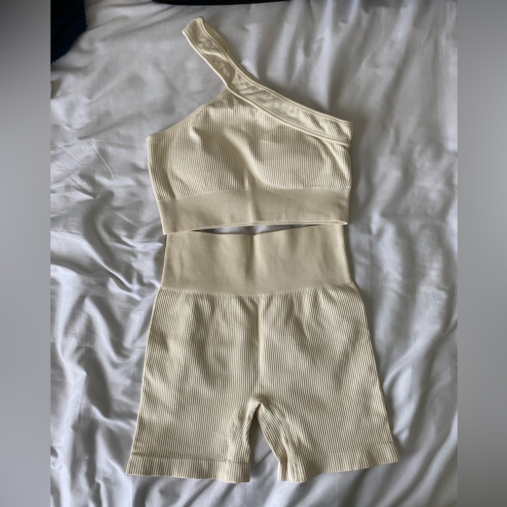 Cream workout set